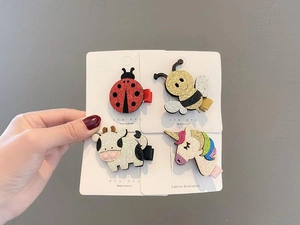 Lot de quatre barrettes pour enfants avec motifs de coccinelle, abeille, vache et licorne