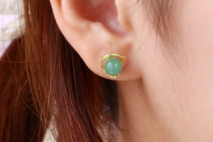 Detailed view of s925 silver gold-plated earring with a round green aventurine gem