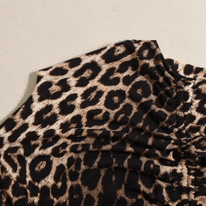 Détail de l'imprimé léopard avec cordons de serrage et texture fluide du tissu doux