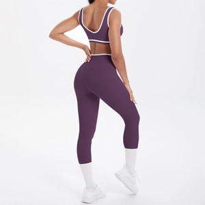 Detailansicht des lila Yoga-Sets mit weißen Kontrastnähten und Cross-Back-Sport-BH