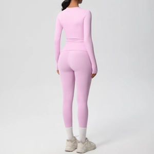 Dettaglio posteriore del set da yoga rosa che mostra l'elevata elasticità e la vestibilità