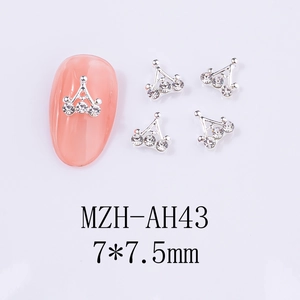 Détail de bijoux nail art couronne argentée avec strass et affichage taille 7x7,5mm