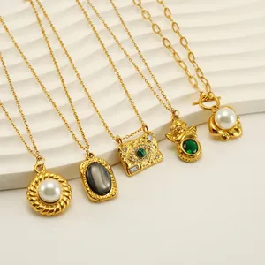 Collares elegantes de acero inoxidable bañados en oro 18K con piedras y perlas