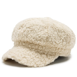 Casquette gavroche en laine d'agneau blanc crème avec texture pelucheuse douce
