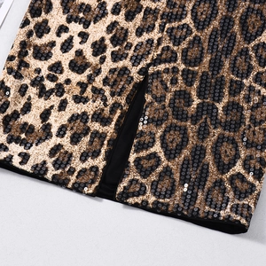 Vue détaillée de broderie à paillettes sur imprimé léopard avec fente latérale
