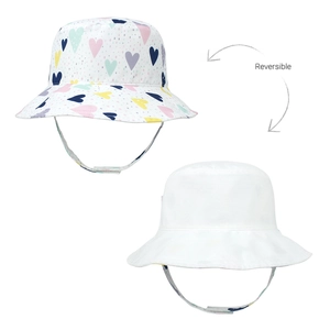 Vue détaillée du chapeau de soleil réversible pour enfants avec motifs de cœurs et lanière