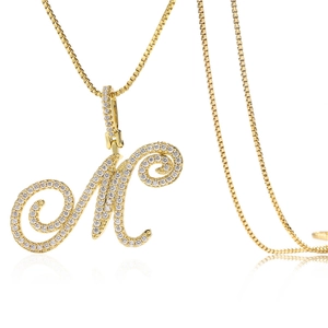 Détail du pendentif lettre M style hip-hop avec placage or et zircons brillants
