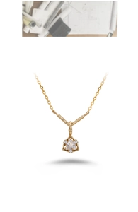 Dettaglio macro della collana in argento placcato oro 14K con gemma triangolare