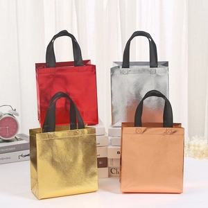 Sacchetti regalo in TNT lucido nei colori rosso, argento, oro e oro rosa con manici