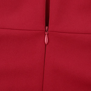 Détail macro du tissu rouge haute densité et de la fermeture éclair invisible assortie