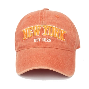 Detail der NEW YORK 3D-Stickerei auf einer gewaschenen Baumwollkappe mit Vintage-Textur
