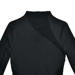 Détail de la robe noire avec empiècement en mesh transparent aux épaules et au col rond