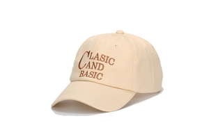 Gros plan sur la broderie CLASIC AND BASIC de la casquette de baseball en coton beige