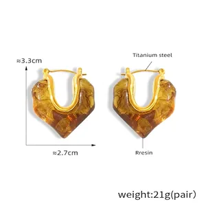 Dettagli sulle dimensioni degli orecchini a cuore dorati con intarsio in resina