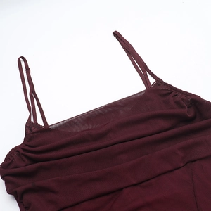 Vue détaillée du décolleté et des fines bretelles de la robe en tulle rouge vin