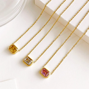 Chic collar chapado en oro con colgantes rectangulares de circón amarillo, blanco y rosa