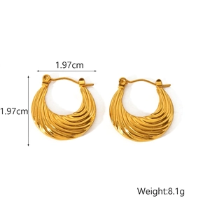 Détail des boucles d'oreilles croissant plaquées or 18K montrant les dimensions et le poids