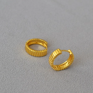 Eleganti orecchini a cerchio in ottone placcato oro con trama a coste verticali