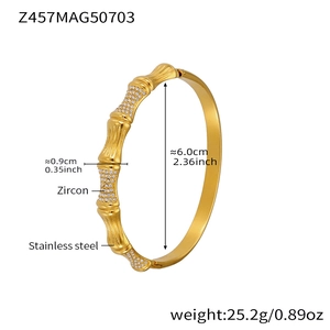 Détail d'un bracelet bambou en acier inoxydable doré avec zircons et dimensions exactes