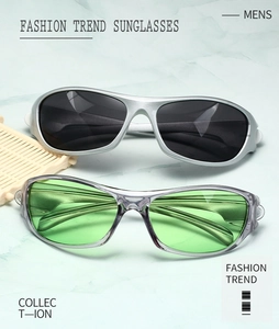 Gros plan sur lunettes de soleil punk Y2K en argent mat et gris transparent à verres néon