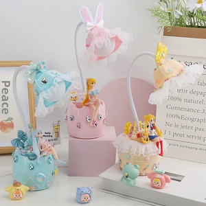 Dettaglio lampada da tavolo fai-da-te con figura Sailor Moon e portapenne in pizzo