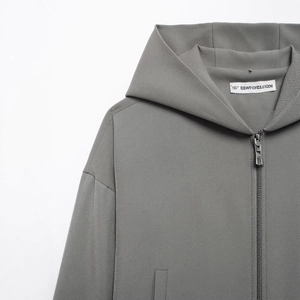 Veste grise à capuche avec fermeture éclair et texture sergé de qualité supérieure