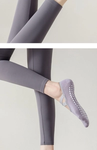 Detail von hellvioletten Yogasocken mit Anti-Rutsch-Noppen und elastischen Kreuzbändern