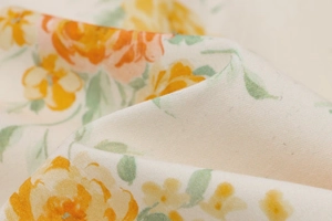 Detailansicht der Blumenmuster-Textur und Baumwollmischgewebe-Qualität aus nächster Nähe