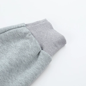 Détail du bord-côte en maille grise sur l'ensemble sweat à manches longues et short