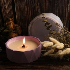 Vaso per candela viola con motivo a rombi, stoppino in legno e fiori secchi