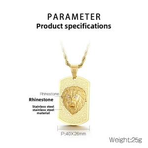 Détail du pendentif tête de lion doré avec yeux en cristal et dimensions de 40x26mm