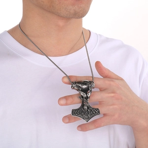 Détail du pendentif marteau de Thor viking avec tête de bélier et motifs celtiques