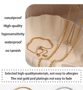 Wasserfestes vergoldetes Edelstahl-Schmuckset mit Zirkon auf einer Muschelschale