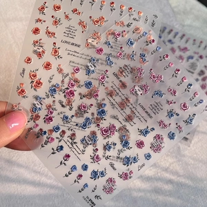 3D-Relief Nagelsticker mit Vintage-Rosen in Champagner und künstlerischen Schriftzügen