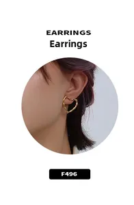 Détail de boucles d'oreilles en forme de cœur avec texture lave et fini doré 18 carats
