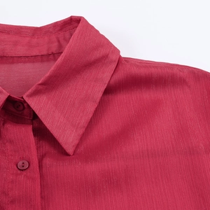 Chemisier vintage rouge rose en mousseline texturée avec fil brillant et col classique