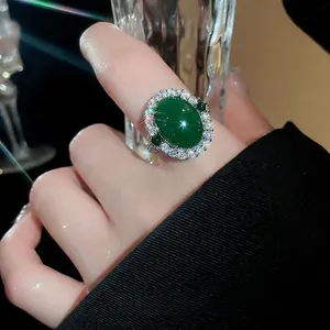Bague luxueuse en agate émeraude ovale avec zircons portée par un mannequin