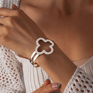 Dettaglio macro del bracciale a quadrifoglio argento con cristalli scintillanti incastonati