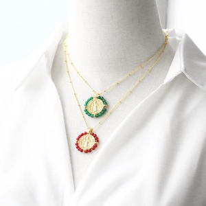 Collar de doble capa de oro de 18k con colgante de Virgen María y cuentas rojas y verdes