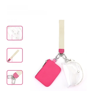 Dettaglio del set pochette rosa e trasparente con tessuto impermeabile e chiusura metallica
