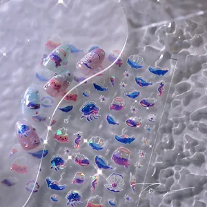 Makrodetail der Laser-Hologramm-Nagelaufkleber mit Meeresmotiven wie Quallen und Muscheln