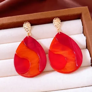 Boucles d'oreilles vintage goutte d'eau avec texture marbre rouge et clous dorés