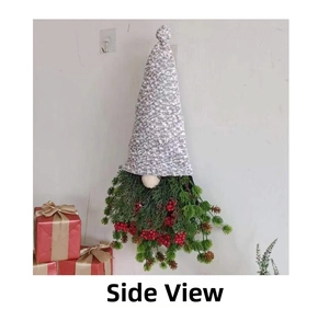 Vue de côté d'une couronne de gnome de Noël avec aiguilles de pin, baies et pommes de pin