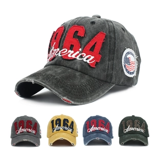 Detail der Vintage-Baseballkappe aus gewaschener Baumwolle mit 1964-Stickerei und Used-Look