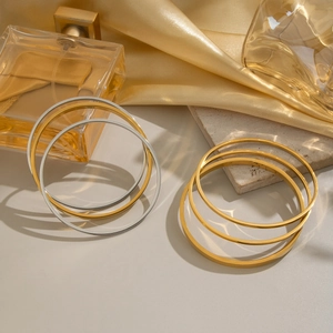 Minimalistische geometrische stapelbare Armreifen in Gold und Silber mit 18K Vergoldung