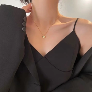 Elegante collana in oro 18K con ciondolo a cuore in conchiglia indossata da modella