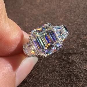 Anello classico con zircone taglio smeraldo e pietre laterali a trapezio in argento
