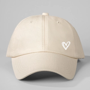Casquette de baseball unisexe en coton beige avec motif cœur blanc et visière courbée