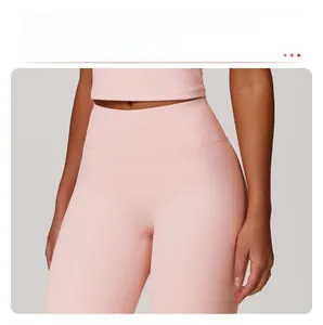Détail de couture à quatre aiguilles et six fils sur un pantalon de yoga rose évasé