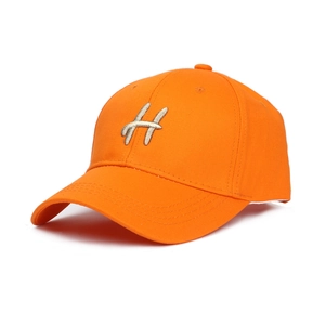 Casquette de baseball classique orange en coton avec broderie H argentée vue de côté